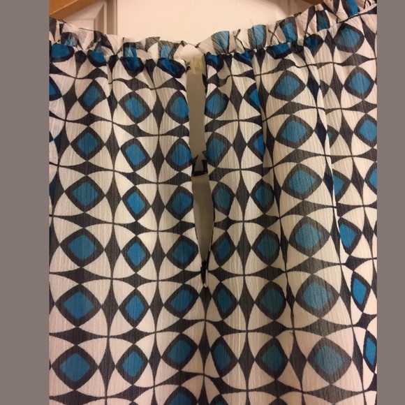Ann Taylor Sleeveless Geometric Top. Size Medium - Picture 4 of 5